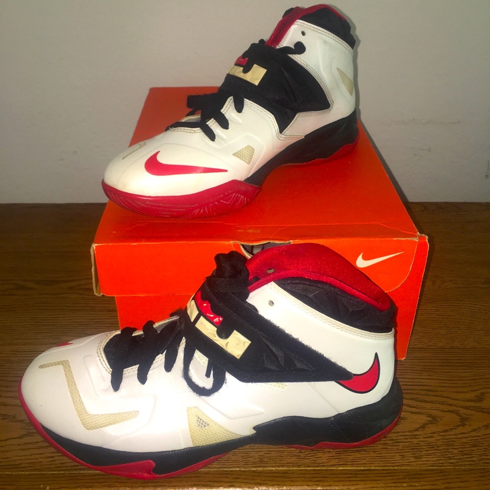 Nike LeBron James 7 Zoom Soldier VII MidTop Basketball Shoes